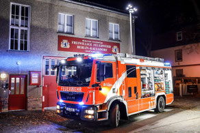 LHF 20/12 DLS der FF Kaulsdorf bei Nacht vor der Feuerwache