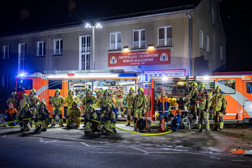 Mannschaft der FF Kaulsdorf vor der Feuerwache