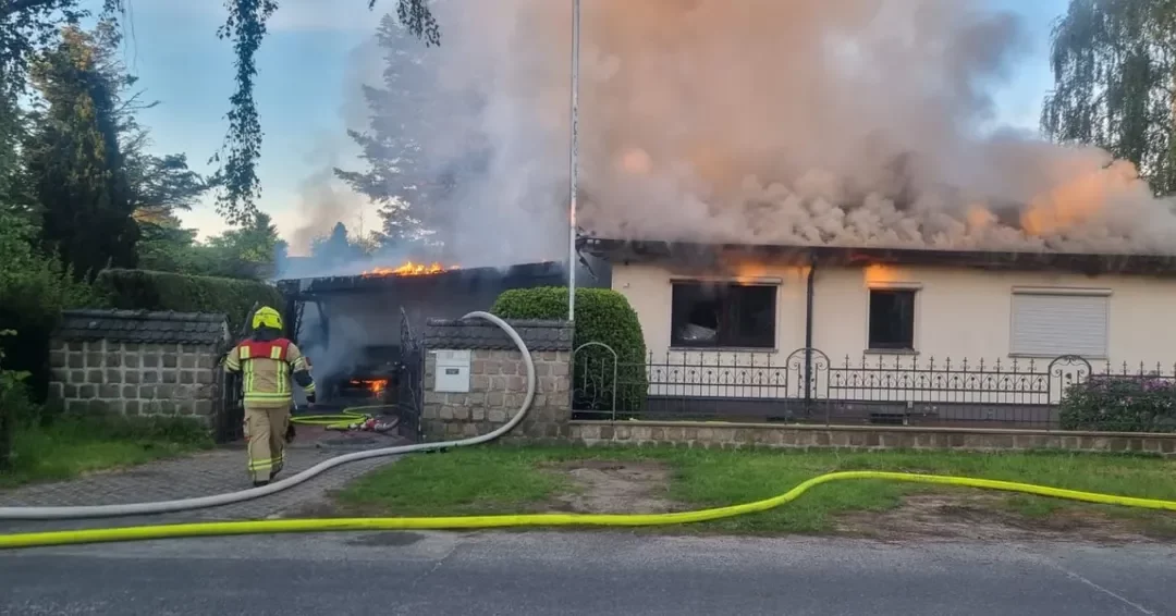 Flammen schlagen auf Wohnhaus über